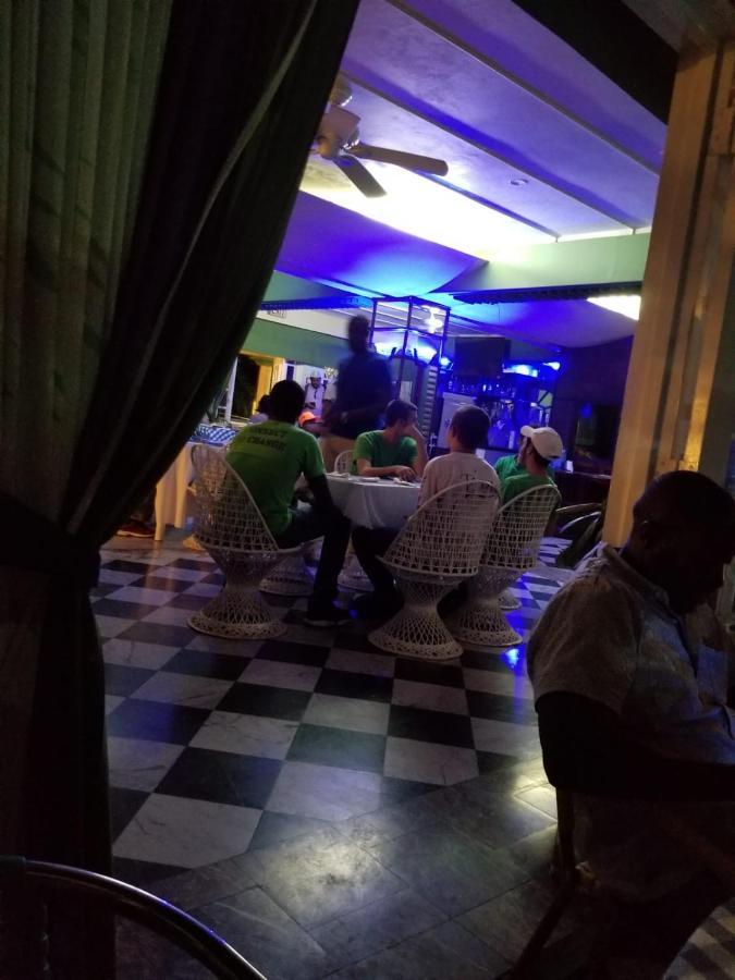 Rosi Ocean Sand Hotel Apt Ocho Rios Buitenkant foto